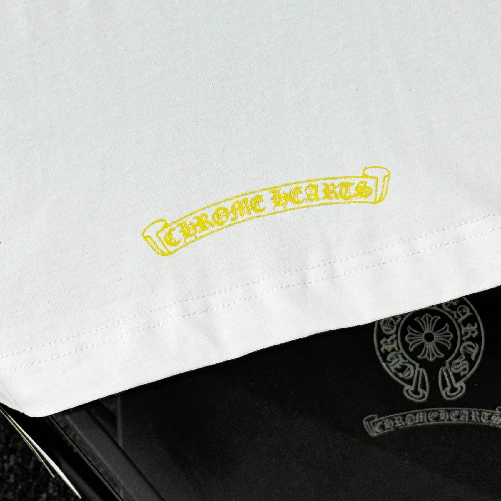 P170 Chrome Hearts Chrome Hearts 25 high-end versions. The fabric is made of 300 grams of high-density pure cotton. It does not deform or shrink. It has three labels. It is the same style for men and women. Technology: Digital printing. Color: White. Black. SIZE: S-XL.